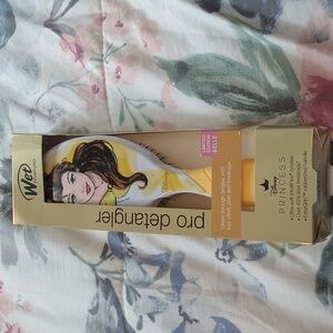 Disneys Belle Wet Brush Pro new in the box